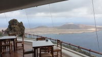 Ausblick aus der Gastst&auml;tte auf La Graciosa.